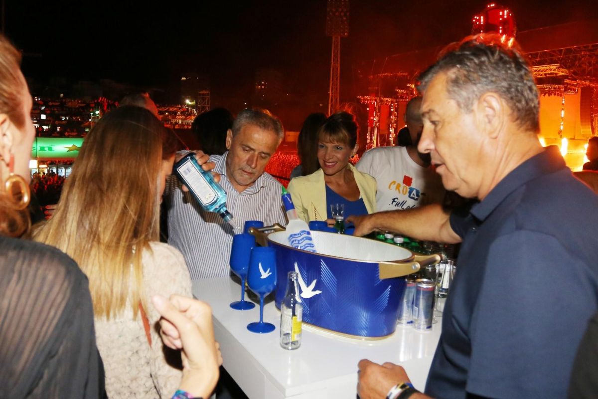Bandić se zabavljao u VIP loži Ultre i pazio da nitko za stolom ne ostane žedan