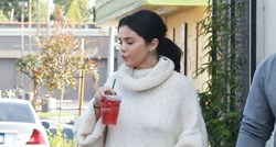 Vrlo smjelo: Selena Gomez nosi potpuno bijeli outfit bez grudnjaka