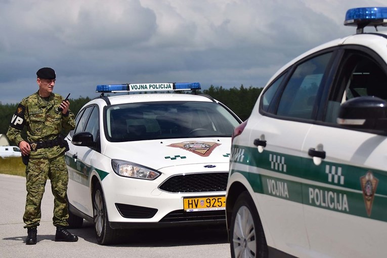 Srbin i prijatelji probili blokadu u vojarni u Udbini, divljali. Anušić to komentirao