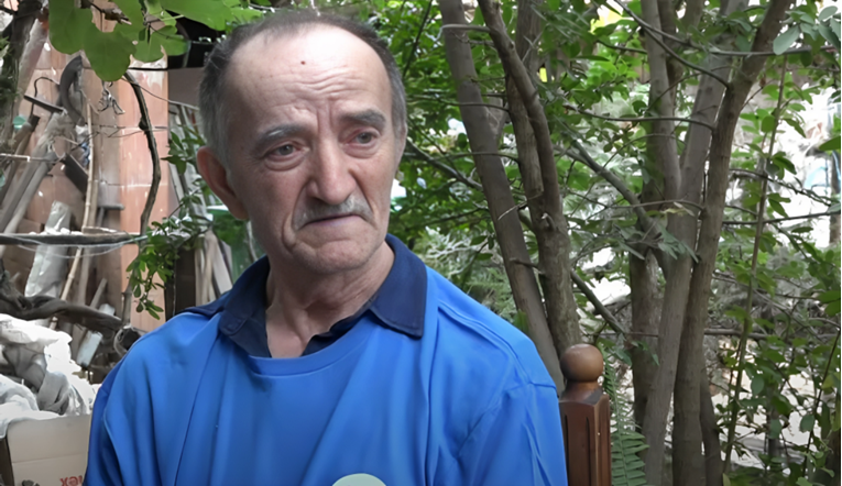 Đaci saznali kako danas živi njihov bivši domar. Rasplakao se kad su mu došli na prag