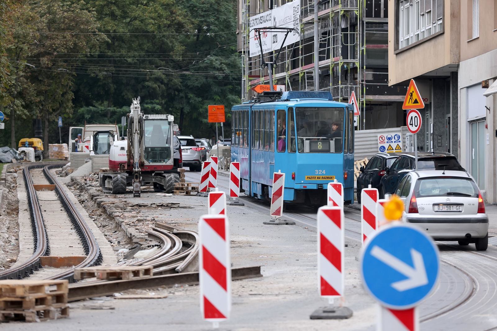 Auto upao u raskopani dio pruge na Ribnjaku, tramvaji voze skraćeno