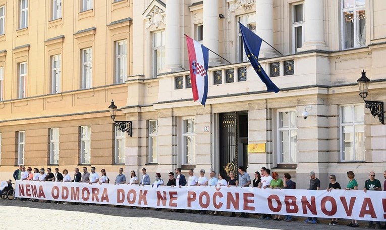 Lijevo-zelena koalicija pred saborom razvila natpis: Nema odmora dok ne počne obnova