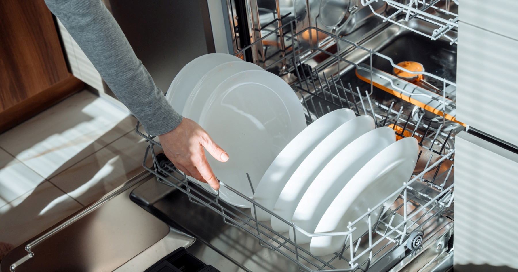 Perilica posuđa ili ručno pranje: Što troši manje vode i struje?