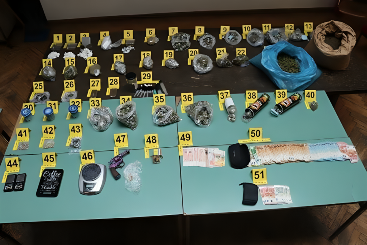 U kući muškarca (42) pronađena hrpa droge, revolver, streljivo, 15.000 eura...