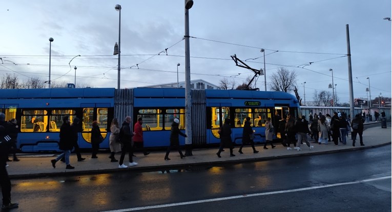 FOTO Pokvario se tramvaj na okretištu Dubrava