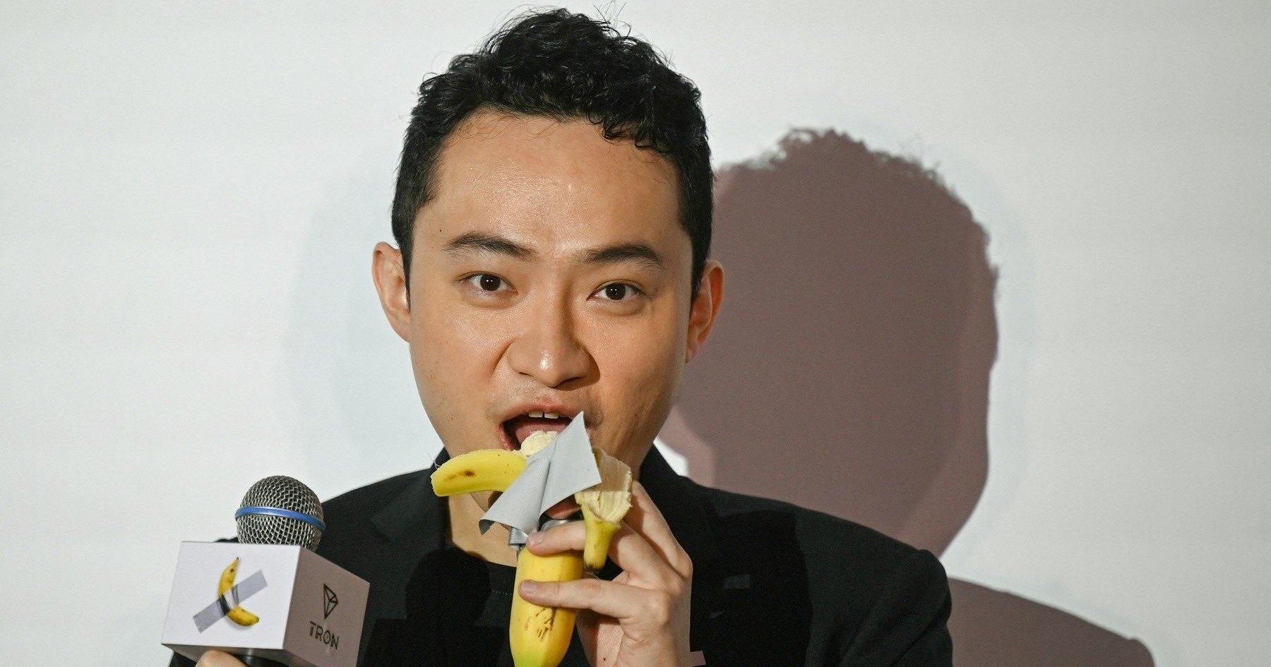 Poduzetnik pojeo viralnu bananu koju je kupio za 6.2 milijuna dolara na aukciji