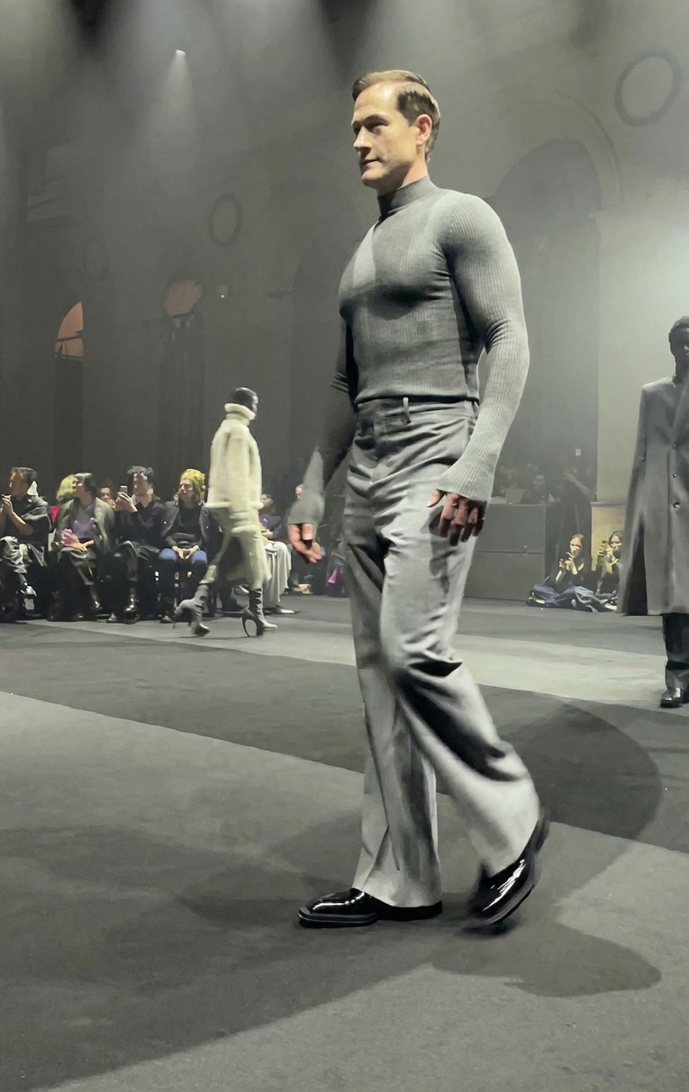 Širi se video s Tjedna mode u Parizu: "2026. stvarno ne može biti bizarnija"