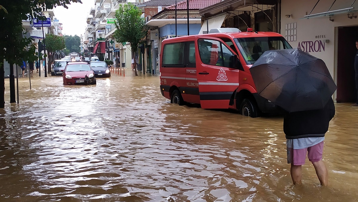 Obilne kiše u Grčkoj, ljudi se penjali na krovove kako bi se spasili