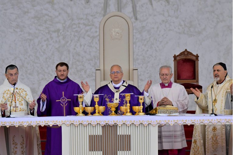Papa molio u Libanonu na mjestu velike eksplozije, kleknuo pored djeteta