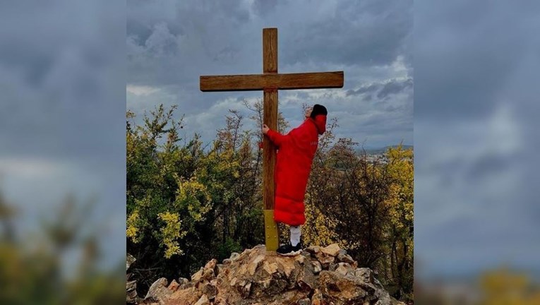 Nina Badrić objavila fotku iz Međugorja, popela se na brdo i zagrlila križ