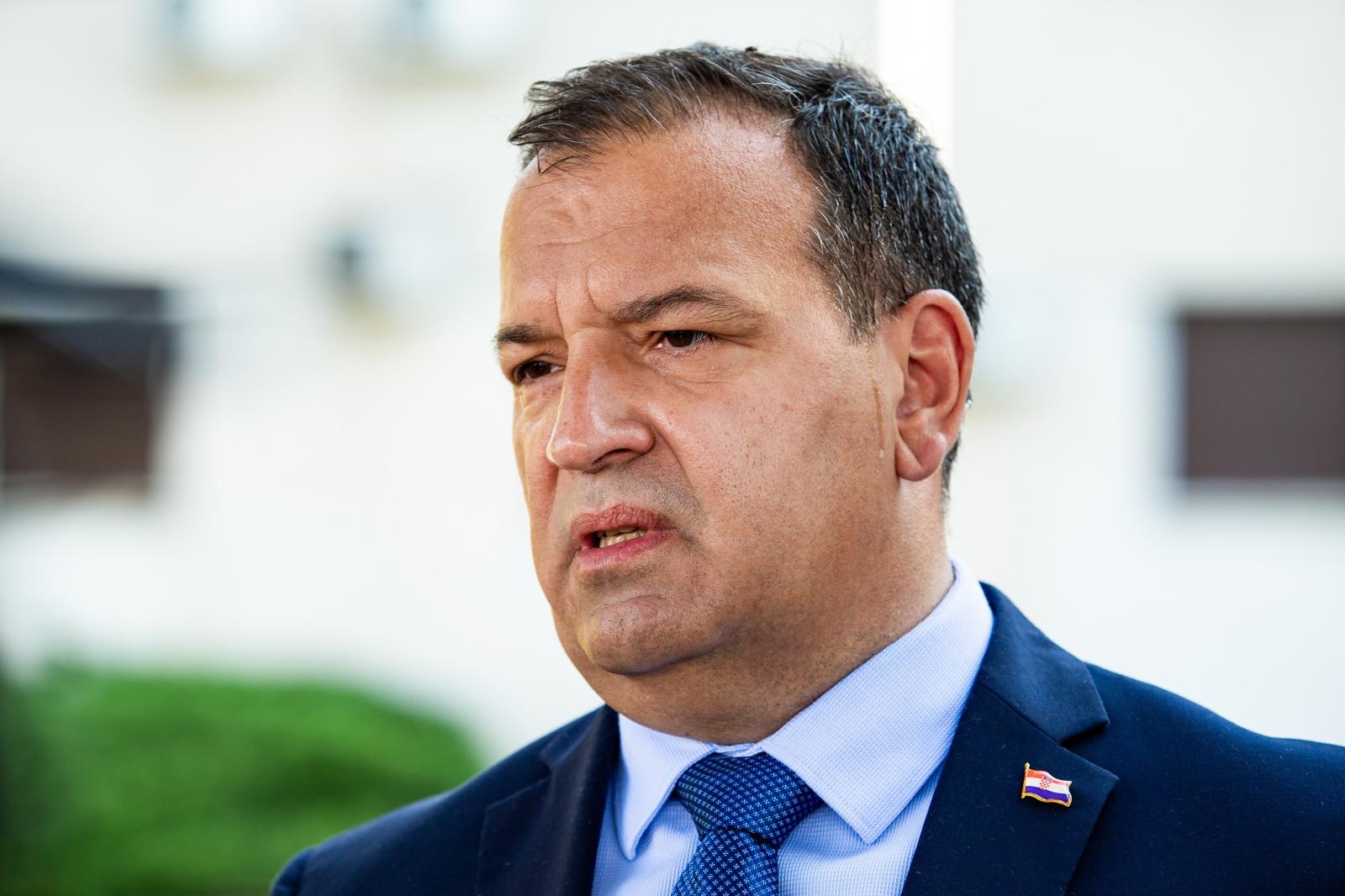 Beroš komentirao grljenje i bliske kontakte u stožeru HDZ-a
