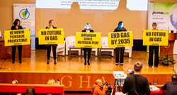 FOTO Aktivistice Greenpeacea prekinule skup o plinu u Opatiji
