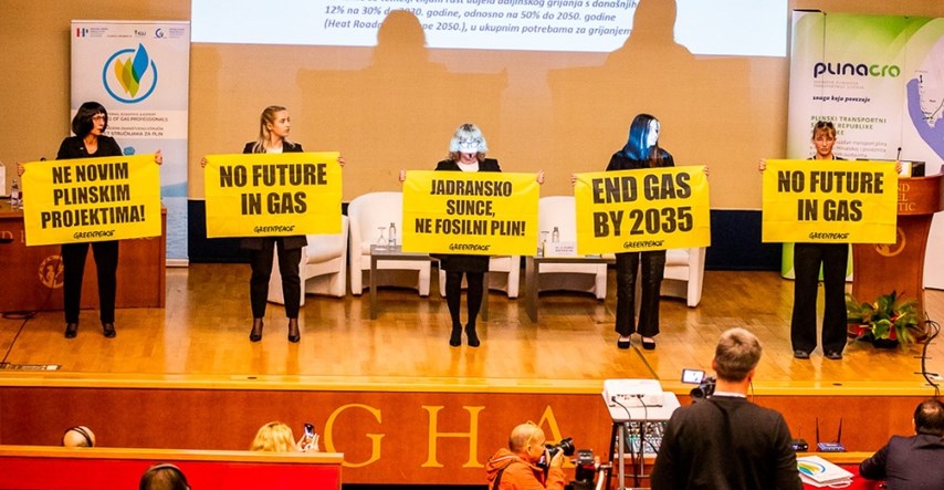 FOTO Aktivistice Greenpeacea prekinule skup o plinu u Opatiji