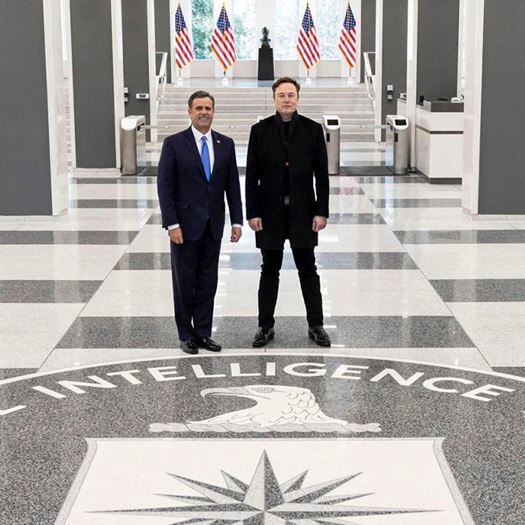 "Zašto ti smiješ biti tamo?": Musk objavio fotografiju iz CIA-e i svi se pitaju isto