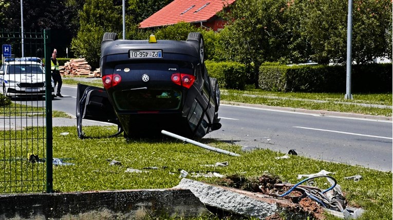 FOTO Golf završio na krovu u sudaru s Toyotom u Požegi