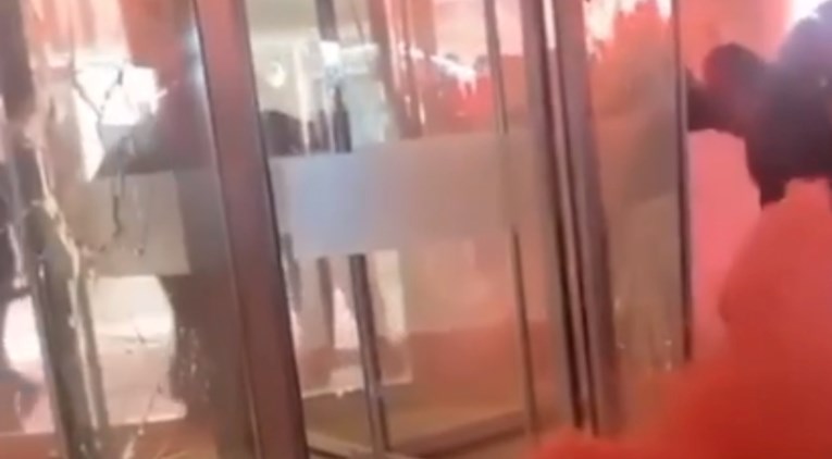 Kaotične scene iz Amsterdama, huligani Ajaxa provalili na stadion: "O ne, unutra su"