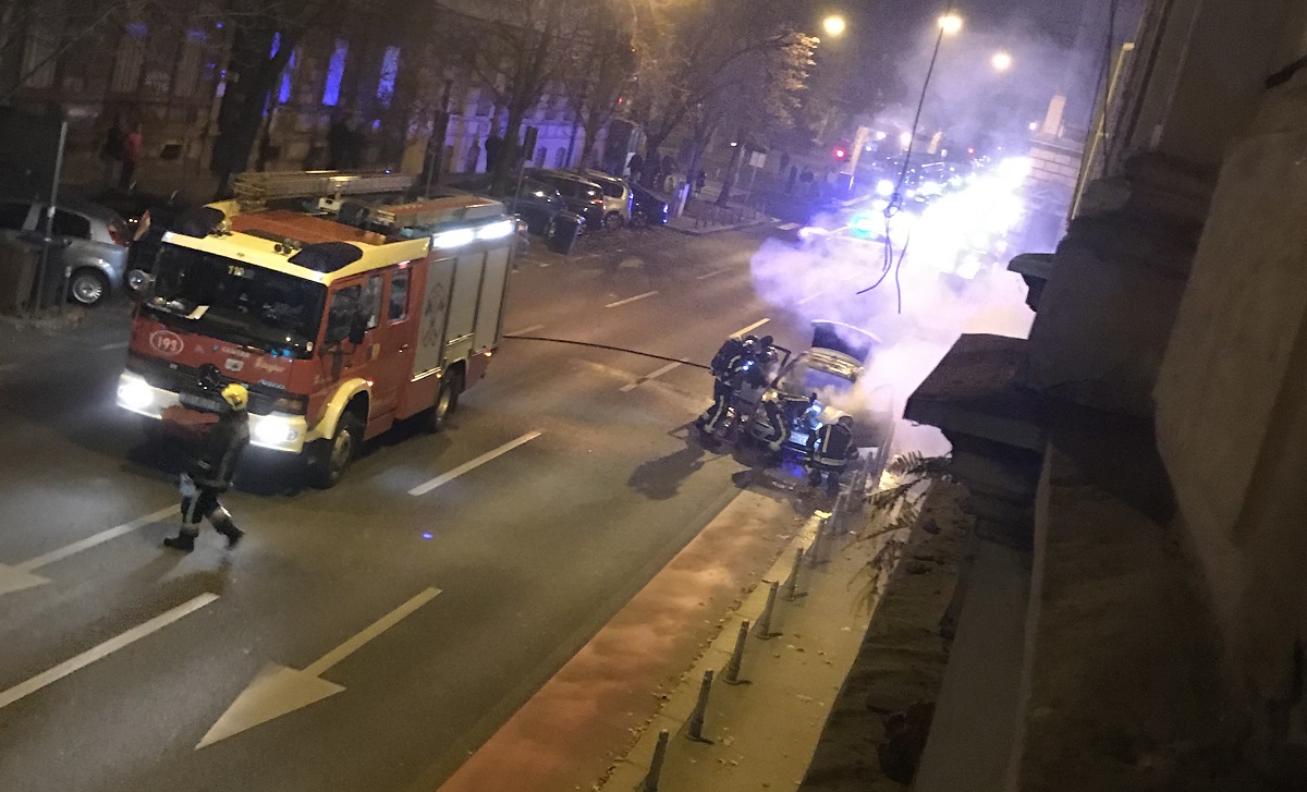 FOTO U centru Zagreba se u vožnji zapalio automobil