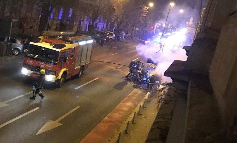 FOTO U centru Zagreba se u vožnji zapalio automobil