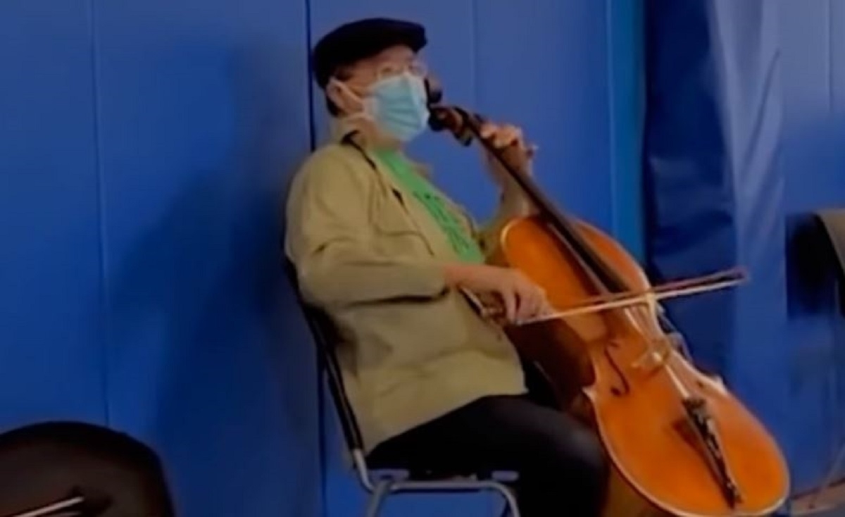 Slavni glazbenik se cijepio pa održao mali koncert