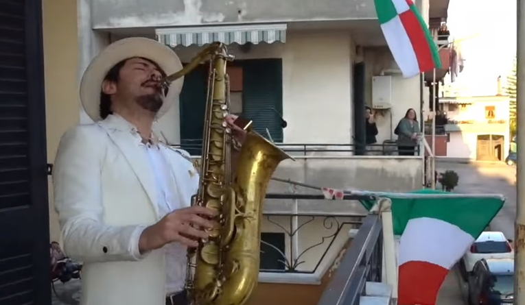 Snimka tuge i nade: Saksofonist zasvirao Bella Ciao, pogledajte Talijane na balkonima