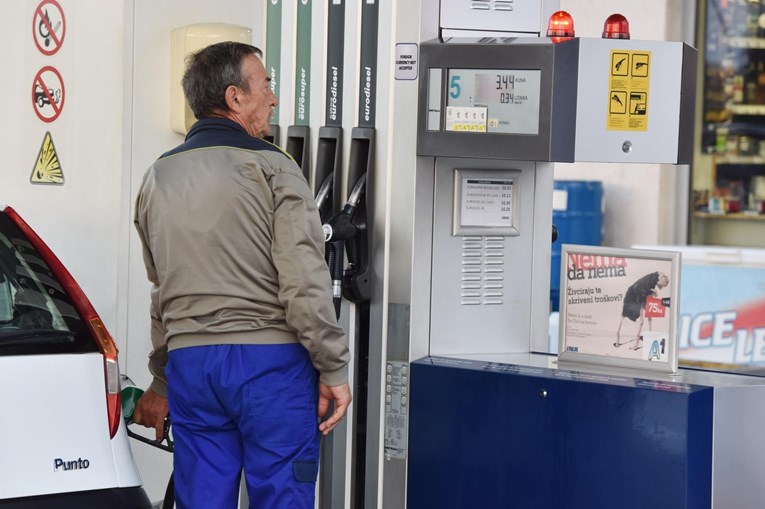 Cijene nafte opet pale. Što će biti s cijenama goriva u Hrvatskoj?
