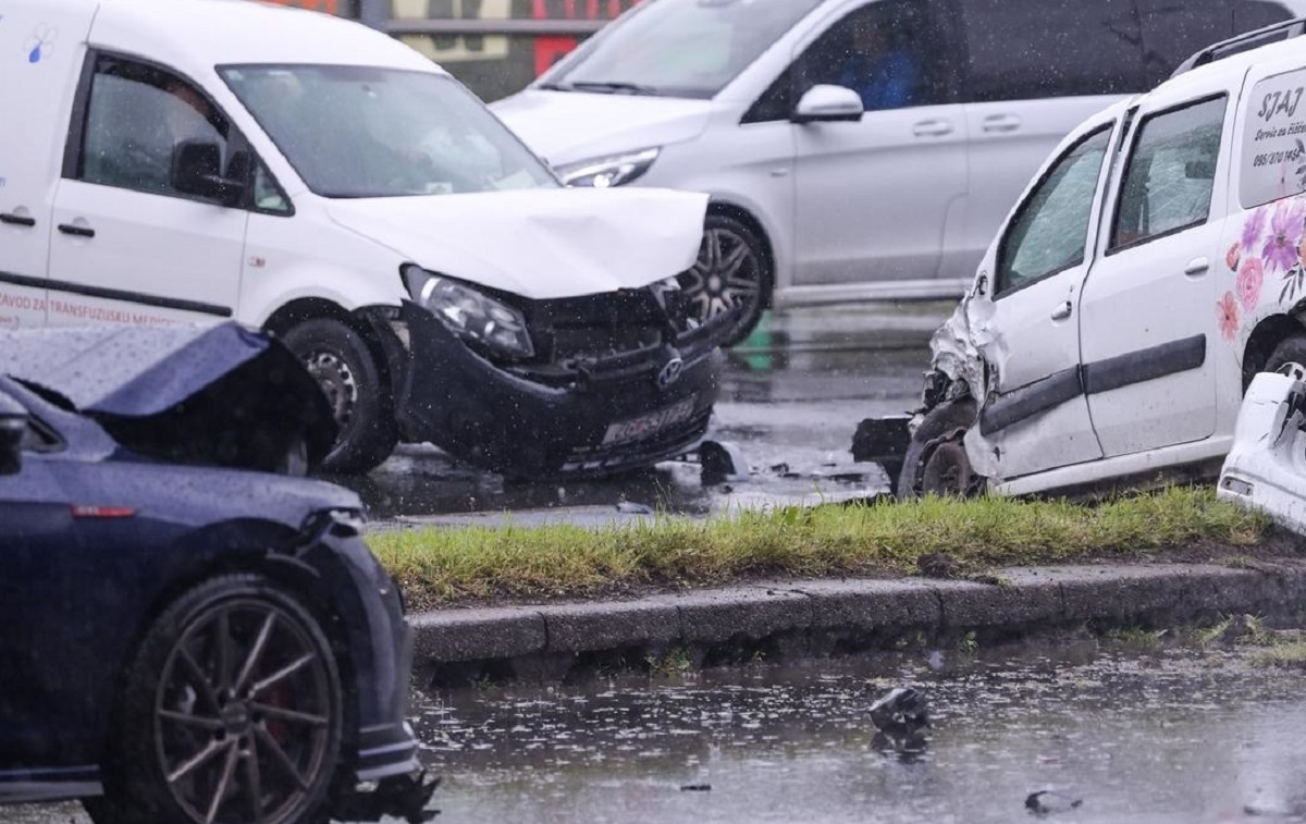 FOTO Pala je kiša. Sudar pet auta na Slavonskoj, na cestama u Zagrebu je kaos