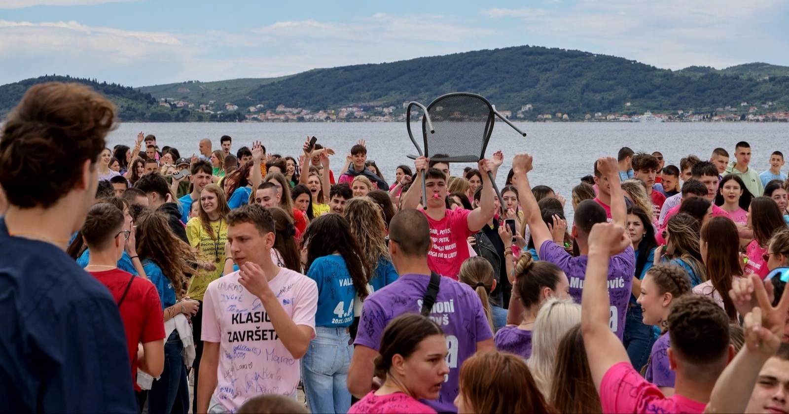 FOTO Ludijada u Zadru: Maturanti bacali stolice s rive, neki se i okupali