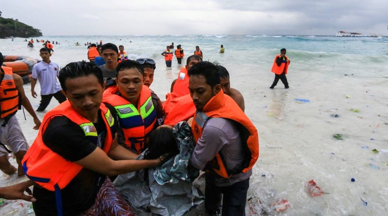 U Indoneziji potonuo trajekt, na njemu bilo 40 putnika. Preživjelo je šest