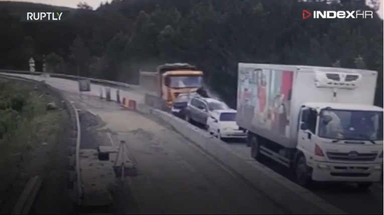 VIDEO Teška prometna nesreća u Rusiji: Kamion se zaletio u kolonu, dvoje poginulih