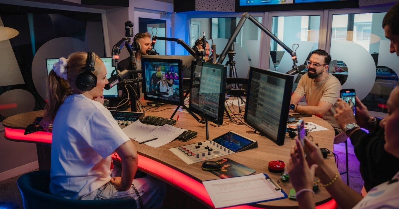 Grašo uletio u eter novim voditeljima na bravu!, donio im i poklone