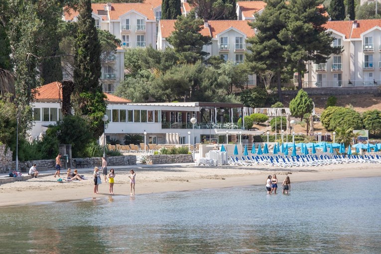 Inspekcija zabranila kupanje na plaži u Dubrovniku, more puno fekalija