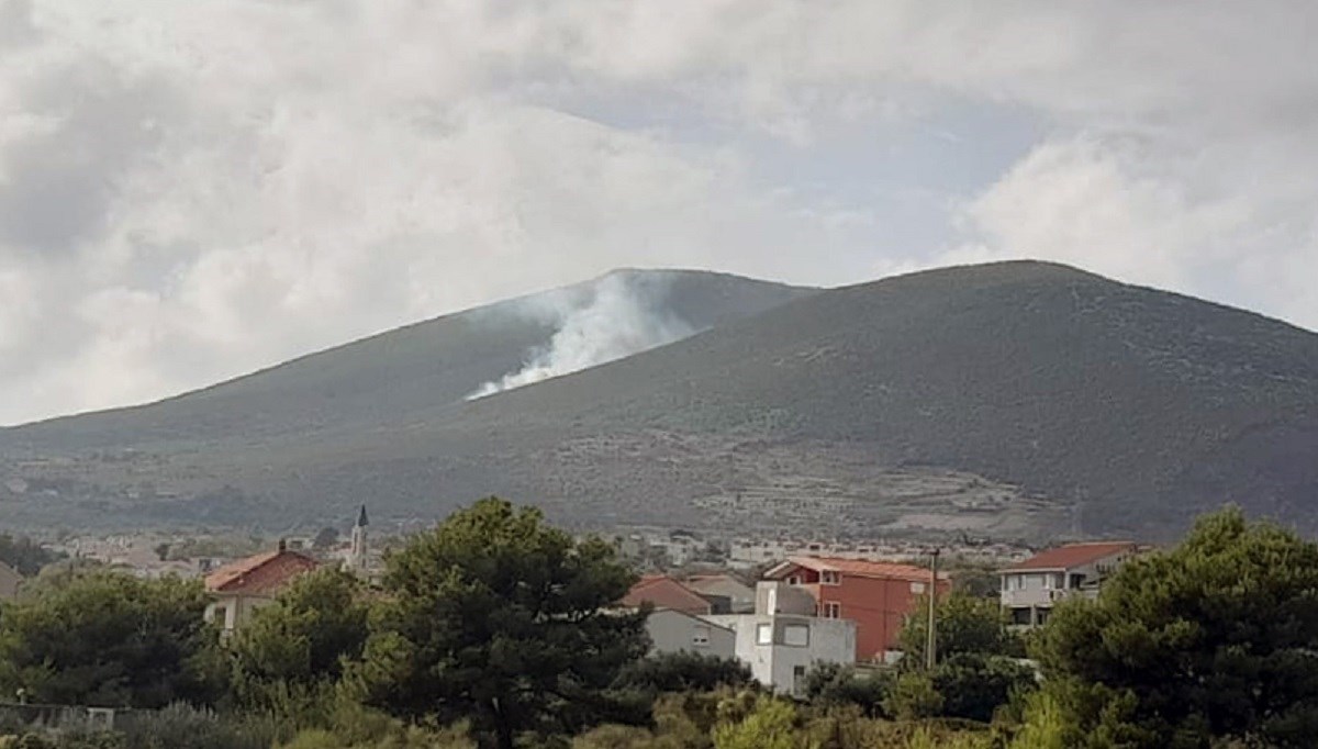 Požar u Kaštel Novom, vjetar širi vatru. Čeka se pomoć zračnih snaga