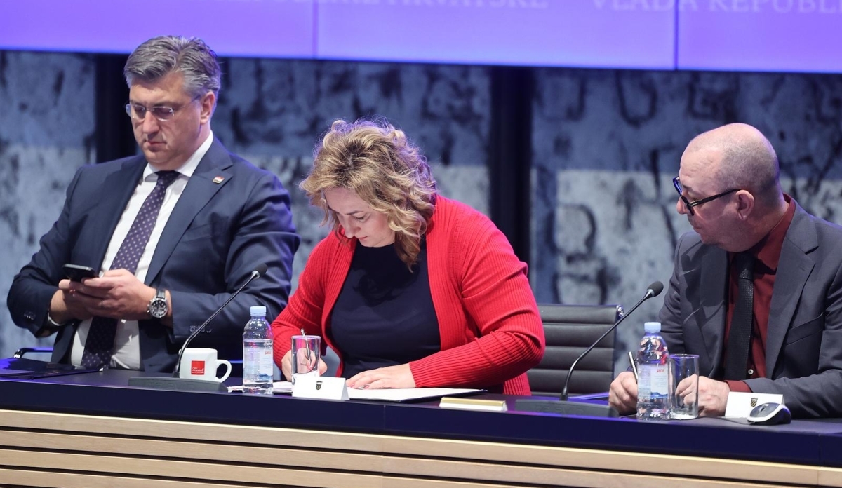 Potpisan memorandum. Rastu plaće za 219.000 službenika, svima i regres od 300 eura