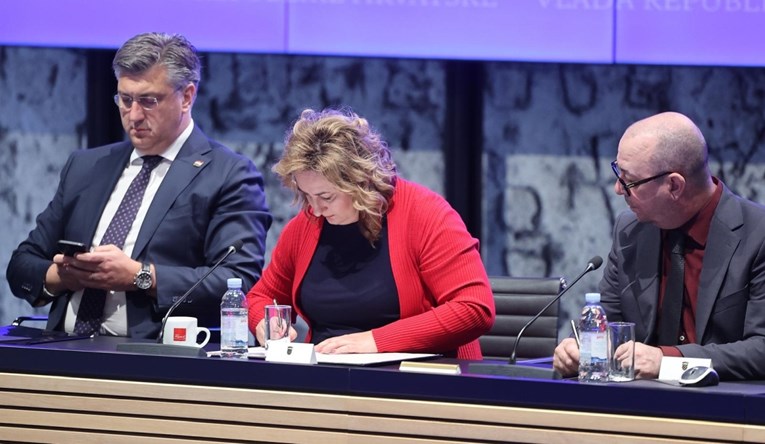 Potpisan memorandum. Rastu plaće za 219.000 službenika, svima i regres od 300 eura