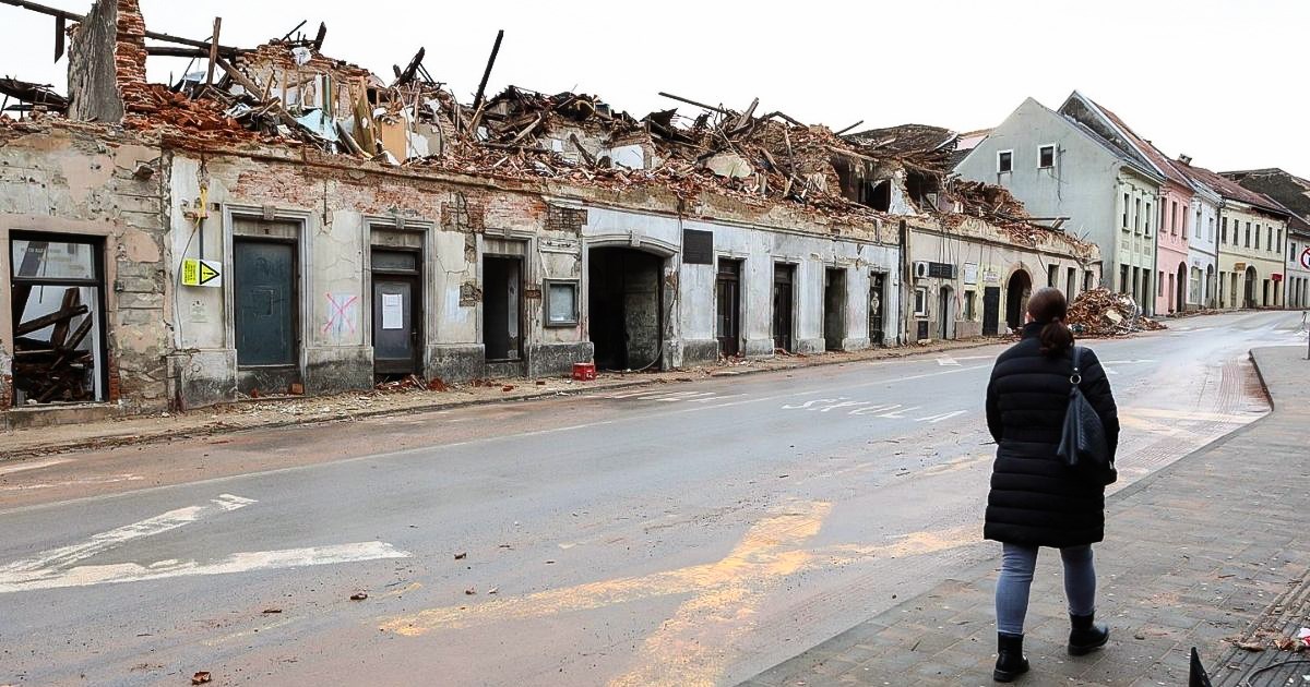 Nakon razornog potresa bilo je više od 900 manjih. Baniju napustilo gotovo 3000 ljudi