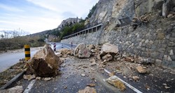 FOTO Veliki odron kod Omiša, ogromne stijene pale po prometnoj cesti