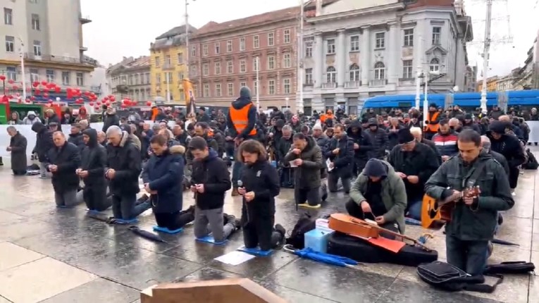 VIDEO Klečavci opet zauzeli Trg, prosvjednici glasno bubnjali