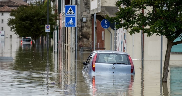 Broj žrtava od poplava u Italiji popeo se na 13, ljudi se utapali u kućama
