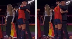 FIFA pokrenula istragu o šefu španjolskog saveza koji je u usta poljubio nogometašicu