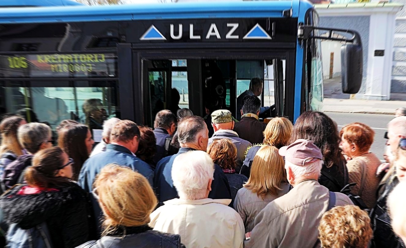 Na sprovodima je dozvoljeno 25 osoba. Bandićevi suradnici dovoze ljude autobusima