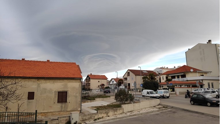 Nevrijeme u Dalmaciji: Padao ogroman pljusak, preko 2000 munja paralo nebo