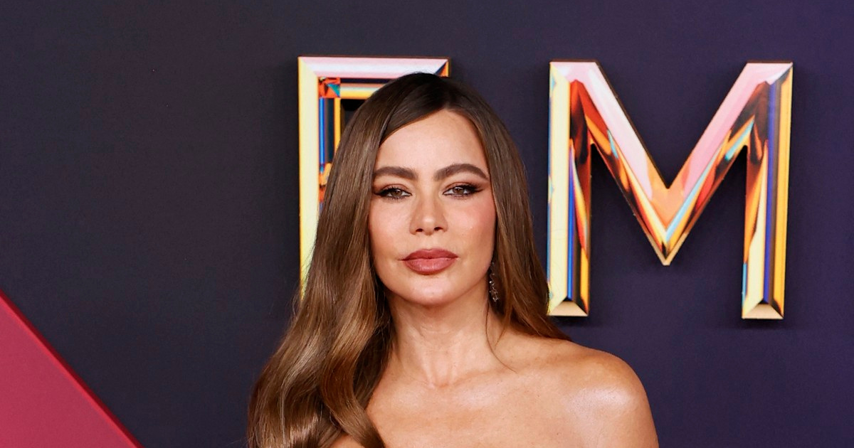 Sofia Vergara (52) vatreno crvenom haljinom privukla pažnju na crvenom tepihu Emmyja