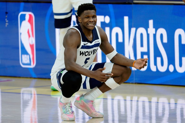 Edwards kasnio na utakmicu pa otkrio razlog: Morao sam se pos*ati