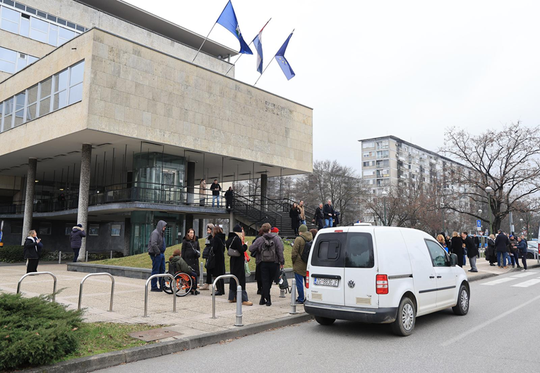 VIDEO I FOTO Evakuirano Gradsko poglavarstvo u Zagrebu, stigla dojava o bombi