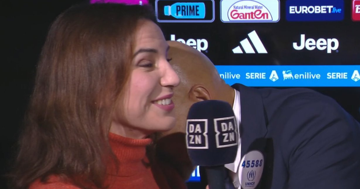 VIDEO Juventusov trener poljubio novinarku usred napada na suce: "To je kontakt"