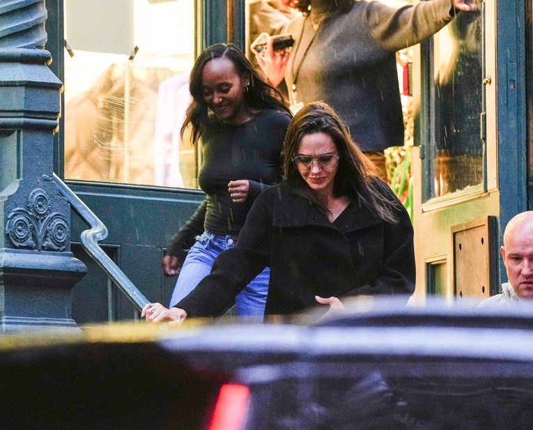 Angelina Jolie posjetila kćer na fakultetu pa razveselila njezine kolegice i kolege