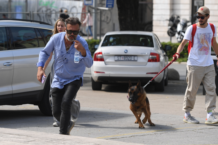 Trifunović kasnio na sud u Splitu jer je promašio zgradu. Pratili ga supruga i pas