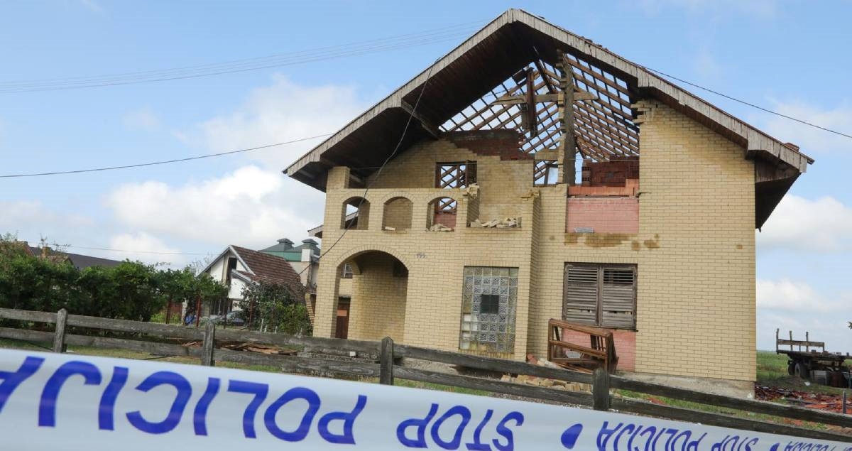 U Slavoniji dva muškarca pala s krova, sanirali su štetu. Jedan se bori za život