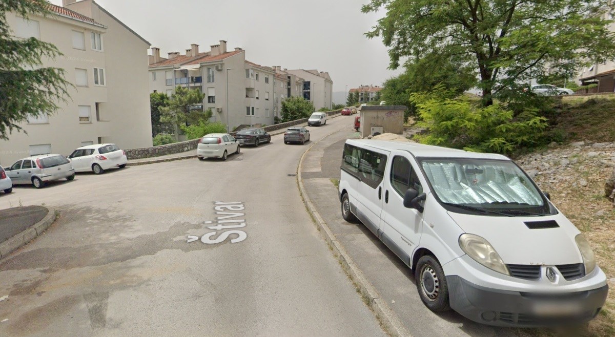 Motociklist (57) se zabio u nepropisno parkirani kombi u Kastvu i poginuo