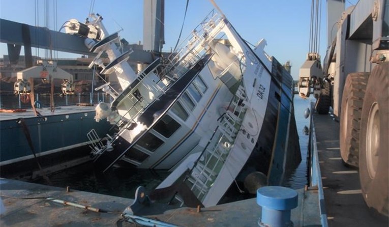 Potonuo tek izgrađeni brod koji je jučer u Istri pao s dizalice